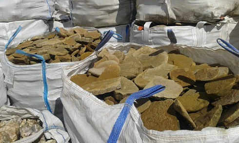 Kamenclub.ru: Песчаник колотый для облицовки (фр. 2-3 см)  купить в Махачкале песчаник бежевый серый рыжий песчаник строительный 5000 руб/т   фото КАМЕНЬ КЛУБ