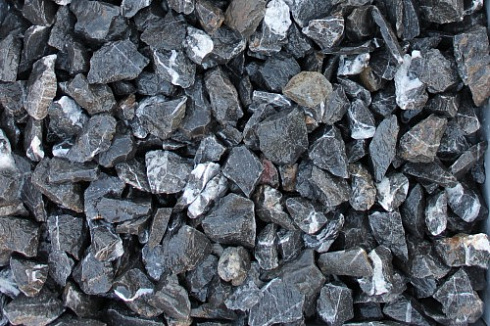 Kamenclub.ru: Щебень крошка черный (мрамор) фр. 3-5 мм.  купить в Махачкале мрамор черный белый с прожилками щебень мраморный декоративный колотый 18000 руб/т   фото КАМЕНЬ КЛУБ