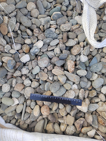 Kamenclub.ru: Галька речная окат (серая) фр.40-60 мм купить  в Махачкале галька речная серый бежевый рыжий коричневый округлый речной камень 5000 руб/т   фото КАМЕНЬ КЛУБ