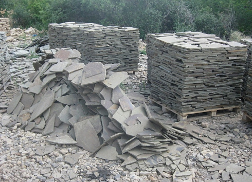 Kamenclub.ru: Песчаник пластушка серо-зеленый (1,5 см)  купить в Махачкале плитняк - пластушка серо-зеленый, серый, зеленый пластушка рваная ландшафтная колотая 10200 руб/м3   фото КАМЕНЬ КЛУБ