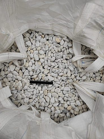 Kamenclub.ru: Мраморная крошка (щебень галтованный белый) фр.40-70 мм.  купить в Махачкале мрамор белый молочный айвори окатанный округлый природный камень 17000 руб/т   фото КАМЕНЬ КЛУБ