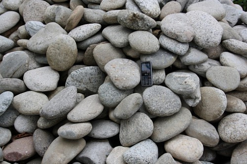 Kamenclub.ru: Галька речная плоская (серо-белая) фр. 70-120 мм. купить  в Махачкале галька галечник речной серый, белый окатанная плоская  природная галька 9000 руб/т   фото КАМЕНЬ КЛУБ