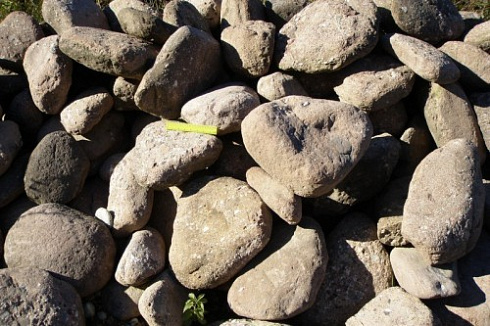 Kamenclub.ru: Конгломераты фр. 300-1000 мм.  купить в Махачкале кварц мрамор диабаз коричневый, серый зеленоватый речной валун крупный 6500 руб/т   фото КАМЕНЬ КЛУБ