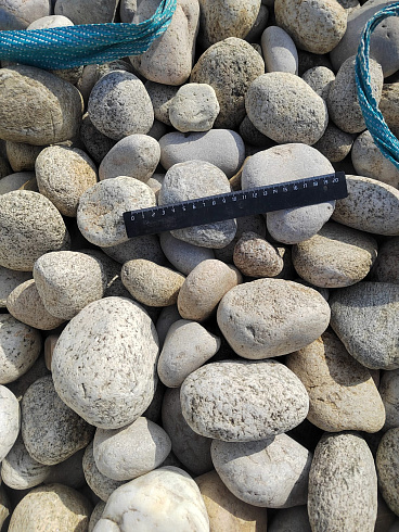 Kamenclub.ru: Галька речная окат (серо-белая) фр. 70-120 мм купить  в Махачкале галька галечник бело-серая, серо-белая, серая, белая речная природная галька  8000 руб/т   фото КАМЕНЬ КЛУБ