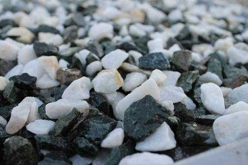 Kamenclub.ru: Мраморная крошка (щебень крошка микс: белый-зеленый) фр. 10-20 мм.  купить в Махачкале мрамор белый, зеленый каменная ландшафтная декоративная крошка щебня 9500 руб/т   фото КАМЕНЬ КЛУБ