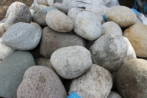 Kamenclub.ru: Речной валун (Ассорти) фр.100-300 мм.  купить в Махачкале галечник серый, темно-серый, светло-серый речная галька крупных размеров 4200 руб/т   фото КАМЕНЬ КЛУБ