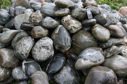 Kamenclub.ru: Валунчик Паутинник фр.100-300 мм  купить в Махачкале крупный природный камень галечник темно-серый с прожилками белый черный речной валунчик 5000 руб/т   фото КАМЕНЬ КЛУБ