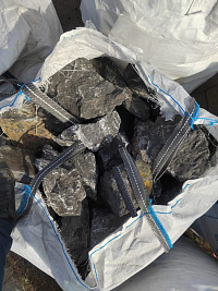 Kamenclub.ru: Черный мрамор скальник фр. 100-500 мм.  купить в Махачкале мрамор черный белый серый крупный колотый валун ландшафтный 8500 руб/т   фото КАМЕНЬ КЛУБ