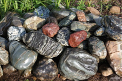 Kamenclub.ru: Ландшафтные валунчики фр.100-500 мм.  купить в Махачкале крупный природный камень серый, темно-серый, светло-серый речной валун крупный 4800 руб/т   фото КАМЕНЬ КЛУБ