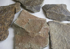 Kamenclub.ru: Песчаник пластушка "фонтанка" серо-зеленая (3,0-5,0 см)  купить в Махачкале песчаник серо-зеленая колотые плитки облицовочные пластушки 11400 руб/м3   фото КАМЕНЬ КЛУБ