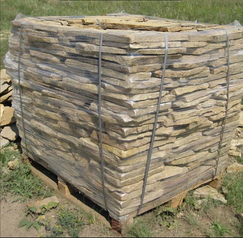 Kamenclub.ru: Песчаник пластушка желтый с рисунком (3 см)  купить в Махачкале песчаник желтый с рисунком, рыжий, желтый песчаник пластушка ландшафтная рваная 8 500 руб/м3   фото КАМЕНЬ КЛУБ