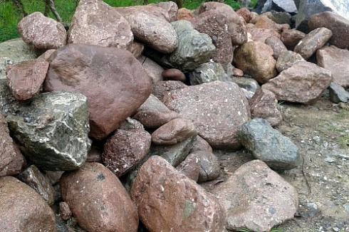 Kamenclub.ru: Конгломераты фр. 300-1000 мм.  купить в Махачкале кварц мрамор диабаз коричневый, серый зеленоватый речной валун крупный 6500 руб/т   фото КАМЕНЬ КЛУБ