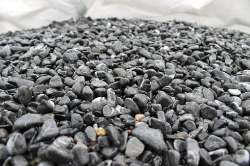 Kamenclub.ru: Щебень галтованный черный (мрамор) фр.10-20 мм.  купить в Махачкале мрамор черный с белыми прожилками, черный, белый окатанный округлый ландшафтный декоративный щебень 15000 руб/т   фото КАМЕНЬ КЛУБ