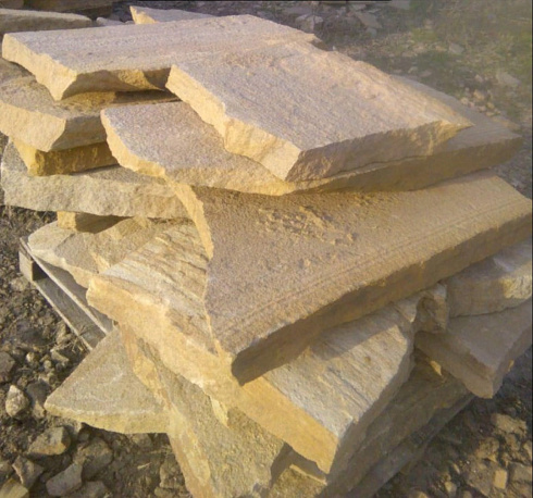 Kamenclub.ru: Форматный камень (плаха) пошаговая дорожка от 70-150 см (4 -12 см)  купить в Махачкале плитняк  форматный плаха желтый песчаник 9 000 руб/т   фото КАМЕНЬ КЛУБ