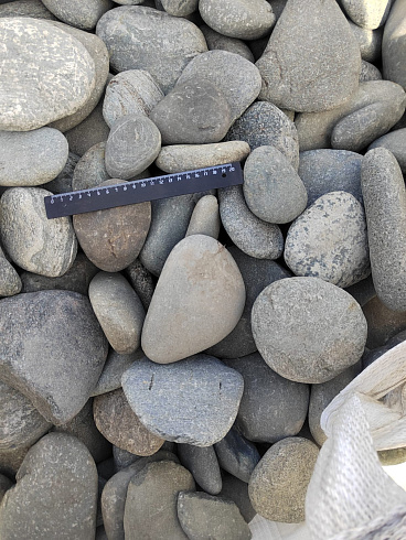 Kamenclub.ru: Галька речная плоская (ассорти) фр. 70-150 мм. купить  в Махачкале галька галечник серый белый темно-серый синий светло-серый плоская природная галька  9000 руб/т   фото КАМЕНЬ КЛУБ