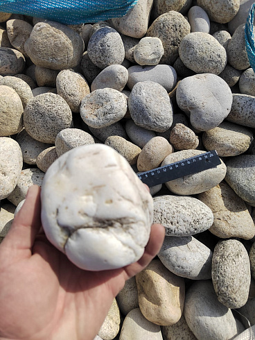 Kamenclub.ru: Галька речная окат (серо-белая) фр. 70-120 мм купить  в Махачкале галька галечник бело-серая, серо-белая, серая, белая речная природная галька  8000 руб/т   фото КАМЕНЬ КЛУБ