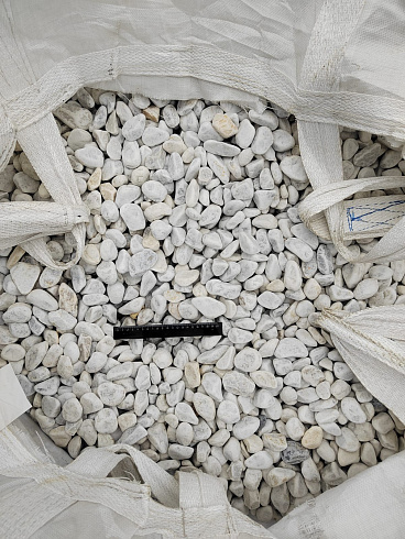 Kamenclub.ru: Мраморная крошка (щебень галтованный белый) фр.40-70 мм.  купить в Махачкале мрамор белый молочный айвори окатанный округлый природный камень 17000 руб/т   фото КАМЕНЬ КЛУБ
