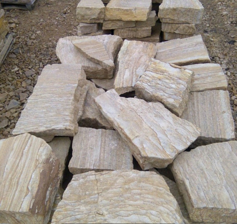 Kamenclub.ru: Песчаник пластушка желтый с рисунком (7-15 см)  купить в Махачкале плитняк - пластушка - бут желтый песчаник 10200 руб/м3   фото КАМЕНЬ КЛУБ