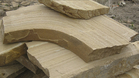 Kamenclub.ru: Форматный камень (плаха) пошаговая дорожка от 70-150 см (4 -12 см)  купить в Махачкале плитняк  форматный плаха желтый песчаник 9 000 руб/т   фото КАМЕНЬ КЛУБ