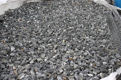 Kamenclub.ru: Щебень крошка черный (мрамор) фр. 20-40 мм.  купить в Махачкале мрамор черный с белыми прожилками мраморная каменная крошка 11000 руб/т   фото КАМЕНЬ КЛУБ