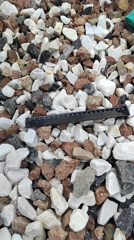 Kamenclub.ru: Мраморная крошка (щебень крошка микс : белый-черный-розовый) фр. 20-40 мм.  купить в Махачкале мрамор белый, черный, розовый декоративная ландшафтная крошка 12000 руб/т   фото КАМЕНЬ КЛУБ