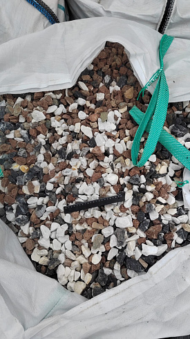 Kamenclub.ru: Мраморная крошка (щебень крошка микс : белый-черный-розовый) фр. 20-40 мм.  купить в Махачкале мрамор белый, черный, розовый декоративная ландшафтная крошка 12000 руб/т   фото КАМЕНЬ КЛУБ