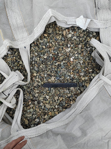 Kamenclub.ru: Галька речная окат (серая) фр.10-20 мм купить  в Махачкале галька речная серая, серый, темно-серый, светло-серый, коричневый ландшафтная декоративная речная окатанная округлая галька 5000 руб/т   фото КАМЕНЬ КЛУБ