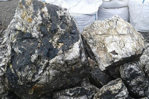 Kamenclub.ru: Черный гранит - кварцит фр. 100-500 мм.  купить в Махачкале мрамор гранит черный с белыми прожилками, серый, белый валун скальный колотый 7000 руб/т   фото КАМЕНЬ КЛУБ