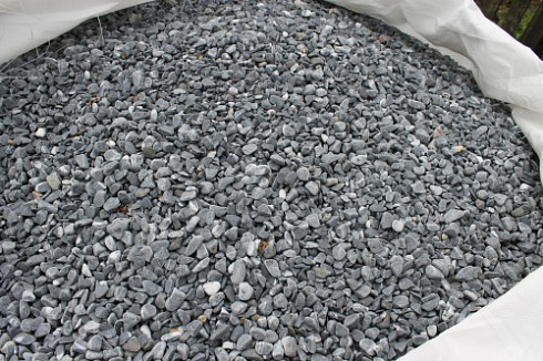 Kamenclub.ru: Щебень галтованный черный (мрамор) фр.10-20 мм.  купить в Махачкале мрамор черный с белыми прожилками, черный, белый окатанный округлый ландшафтный декоративный щебень 15000 руб/т   фото КАМЕНЬ КЛУБ