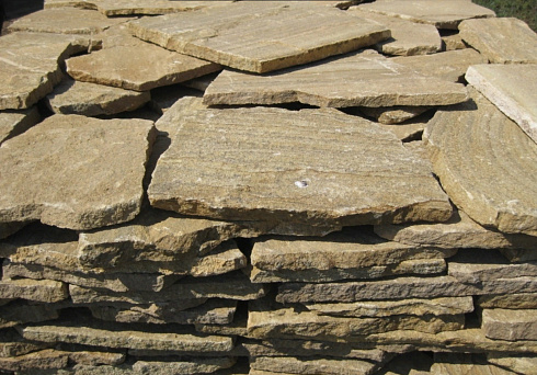 Kamenclub.ru: Песчаник пластушка желтый с рисунком (3 см)  купить в Махачкале песчаник желтый с рисунком, рыжий, желтый песчаник пластушка ландшафтная рваная 8 500 руб/м3   фото КАМЕНЬ КЛУБ