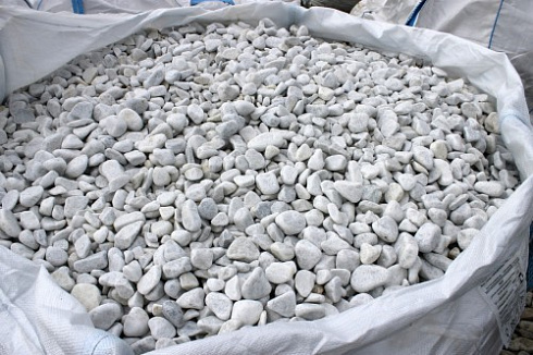 Kamenclub.ru: Мраморная крошка (щебень галтованный белый), фр.20-40 мм.  купить в Махачкале мрамор белый бежевый молочный мраморный щебень декоративный 17000 руб/т   фото КАМЕНЬ КЛУБ