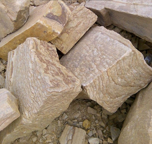 Kamenclub.ru: Песчаник пластушка желтый с рисунком (7-15 см)  купить в Махачкале плитняк - пластушка - бут желтый песчаник 10200 руб/м3   фото КАМЕНЬ КЛУБ