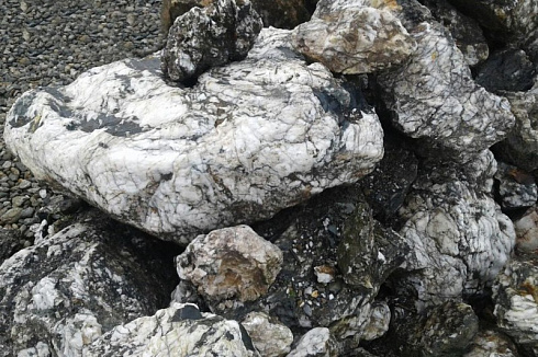 Kamenclub.ru: Черный гранит - кварцит фр. 100-500 мм.  купить в Махачкале мрамор гранит черный с белыми прожилками, серый, белый валун скальный колотый 7000 руб/т   фото КАМЕНЬ КЛУБ