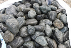 Kamenclub.ru: Темно-серый валунчик фр.100-300 мм.  купить в Махачкале крупный природный камень серый, темно-серый, светло-серый речная галька большого размера окатанная 4500 руб/т   фото КАМЕНЬ КЛУБ