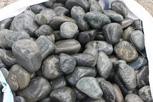 Kamenclub.ru: Темно-серый валунчик фр.100-300 мм.  купить в Махачкале крупный природный камень серый, темно-серый, светло-серый речная галька большого размера окатанная 4500 руб/т   фото КАМЕНЬ КЛУБ