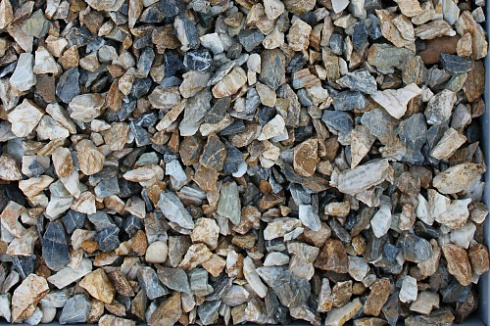 Kamenclub.ru: Мраморная крошка (щебень крошка медовый), фр. 10-20 мм.  купить в Махачкале песчаник бежевый, серый каменная ландшафтная крошка  12000 руб/т   фото КАМЕНЬ КЛУБ