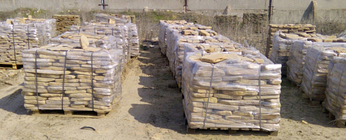 Kamenclub.ru: Песчаник пластушка галтованный желтый с рисунком (3 см)  купить в Махачкале плитняк - пластушка желтый песчаник 21000 руб/м3   фото КАМЕНЬ КЛУБ