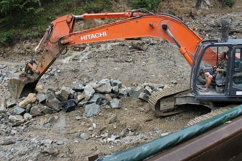 Kamenclub.ru: Гранит скальник (серо-зеленый) фр. 100-500 мм.  купить в Махачкале гранит зеленый, серый, салатовый крупный ландшафтный валун 6 000 руб/т   фото КАМЕНЬ КЛУБ