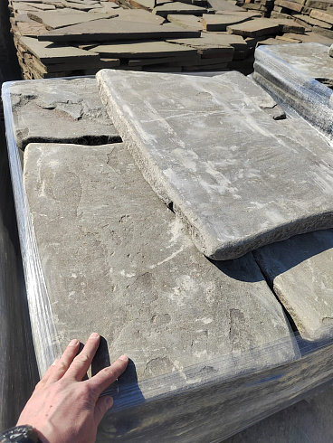 Kamenclub.ru: Песчаник пластушка галтованная светло-серая (3,0 см)  купить в Махачкале песчаник светло-серый, серый ландшафтный камень рваный колотый 21000 руб/м3   фото КАМЕНЬ КЛУБ