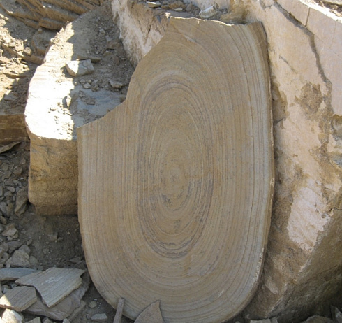 Kamenclub.ru: Форматный камень (плаха) пошаговая дорожка от 70-150 см (4 -12 см)  купить в Махачкале плитняк  форматный плаха желтый песчаник 9 000 руб/т   фото КАМЕНЬ КЛУБ