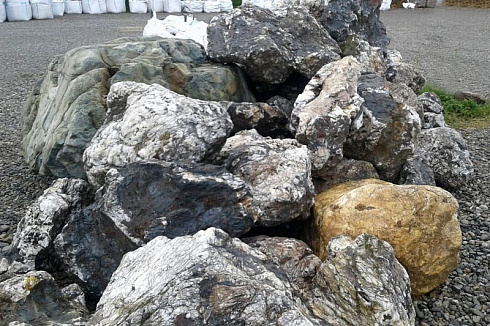 Kamenclub.ru: Черный гранит - кварцит фр. 500-1000 мм.  купить в Махачкале гранит кварцит черный серый белый скальный колотый валун 9750 руб/т   фото КАМЕНЬ КЛУБ