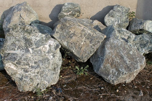 Kamenclub.ru: Змеевик скальник фр. 500-1500 мм.  купить в Махачкале змеевик зеленый серый черный глыба скальная колотая 7500 руб/т   фото КАМЕНЬ КЛУБ