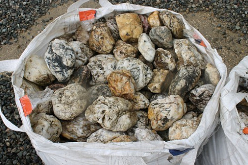 Kamenclub.ru: Кварцевый валунчик фр.100-300 мм.  купить в Махачкале кварц белый, бежевый молочный рыжий крупный природный камень галечник 7850 руб/т   фото КАМЕНЬ КЛУБ