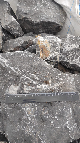 Kamenclub.ru: Черный мрамор скальник фр. 100-500 мм.  купить в Махачкале мрамор черный белый серый крупный колотый валун ландшафтный 8500 руб/т   фото КАМЕНЬ КЛУБ