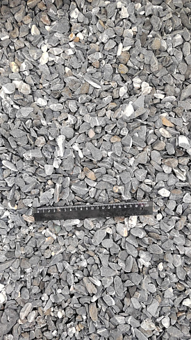 Kamenclub.ru: Щебень галтованный черный (мрамор) фр.10-20 мм.  купить в Махачкале мрамор черный с белыми прожилками, черный, белый окатанный округлый ландшафтный декоративный щебень 15000 руб/т   фото КАМЕНЬ КЛУБ