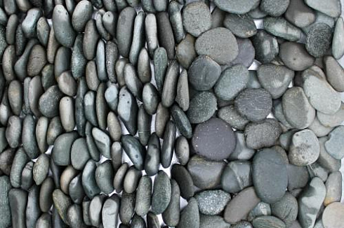 Kamenclub.ru: Галька речная плоская (темно-серая) фр. 70-150 мм. купить  в Махачкале галечник природный темно-серый серый синий речная плоская природная окатанная  9000 руб/т   фото КАМЕНЬ КЛУБ