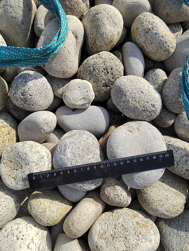 Kamenclub.ru: Галька речная окат (серо-белая) фр. 70-120 мм купить  в Махачкале галька галечник бело-серая, серо-белая, серая, белая речная природная галька  8000 руб/т   фото КАМЕНЬ КЛУБ