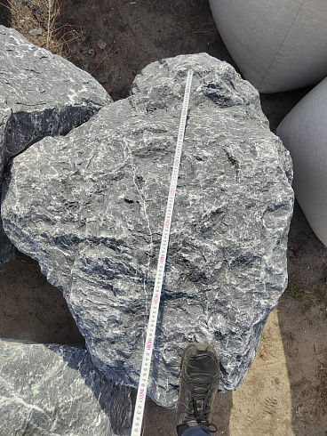 Kamenclub.ru: Черный мрамор скальник фр. 1000-1500 мм.  купить в Махачкале мрамор черный белый серый крупный колотый валун ландшафтный 9000 руб/т   фото КАМЕНЬ КЛУБ