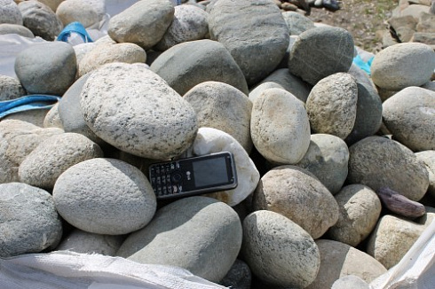 Kamenclub.ru: Речной валун (Ассорти) фр.100-300 мм.  купить в Махачкале галечник серый, темно-серый, светло-серый речная галька крупных размеров 4200 руб/т   фото КАМЕНЬ КЛУБ