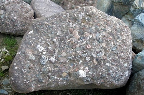 Kamenclub.ru: Конгломераты фр. 300-1000 мм.  купить в Махачкале кварц мрамор диабаз коричневый, серый зеленоватый речной валун крупный 6500 руб/т   фото КАМЕНЬ КЛУБ